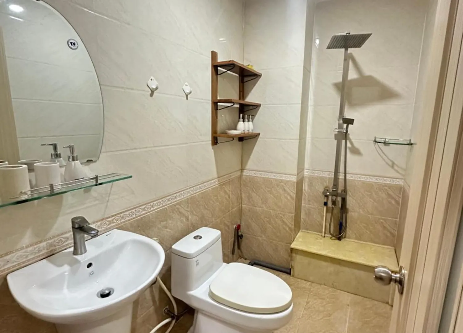 Mat Tien Quan 3 - Nha Kinh View Dep - Co Thang May Ho Chi Minh City Apartment